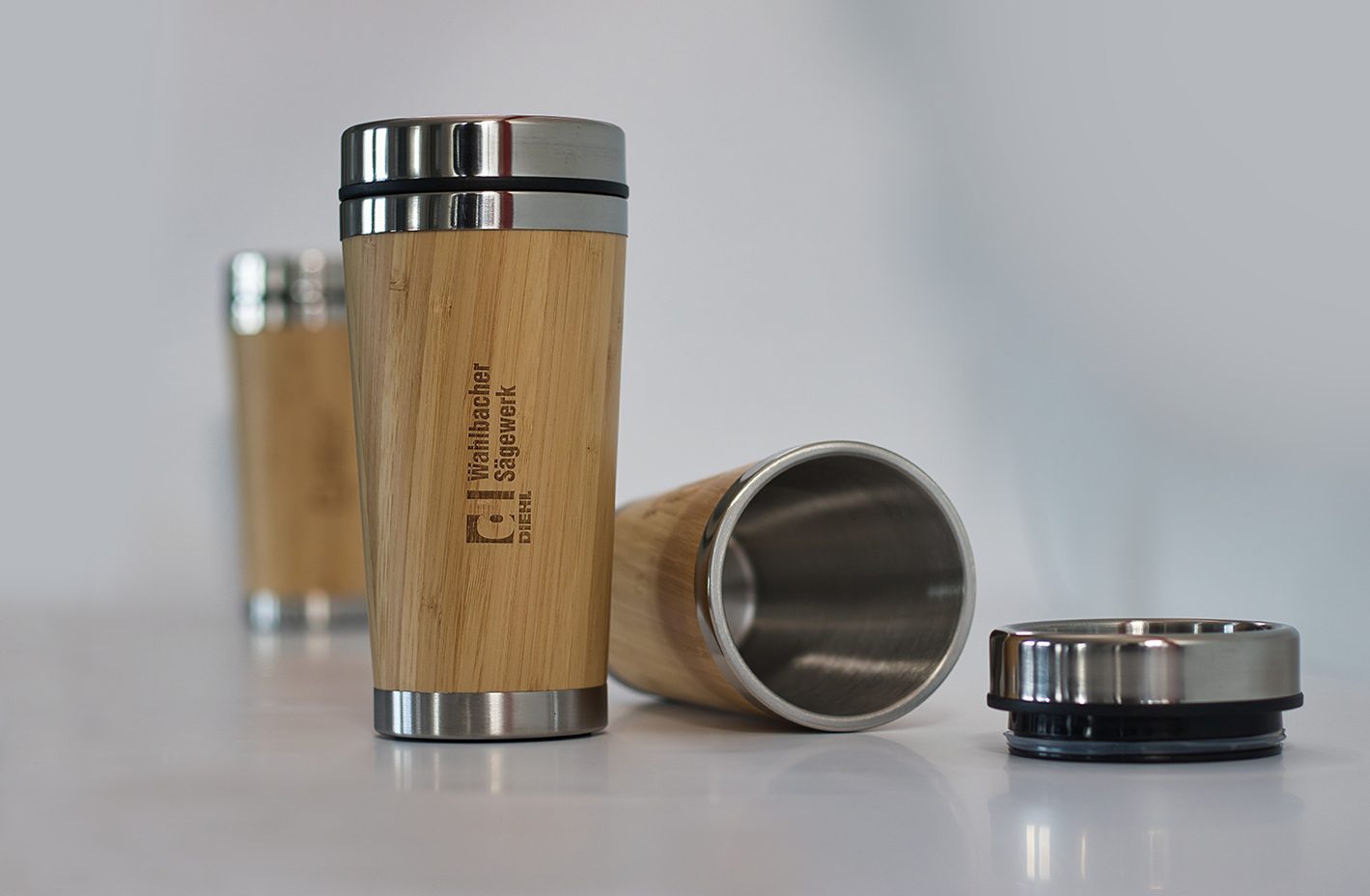 Bambus-Thermobecher mit gravierter Firmenmarke